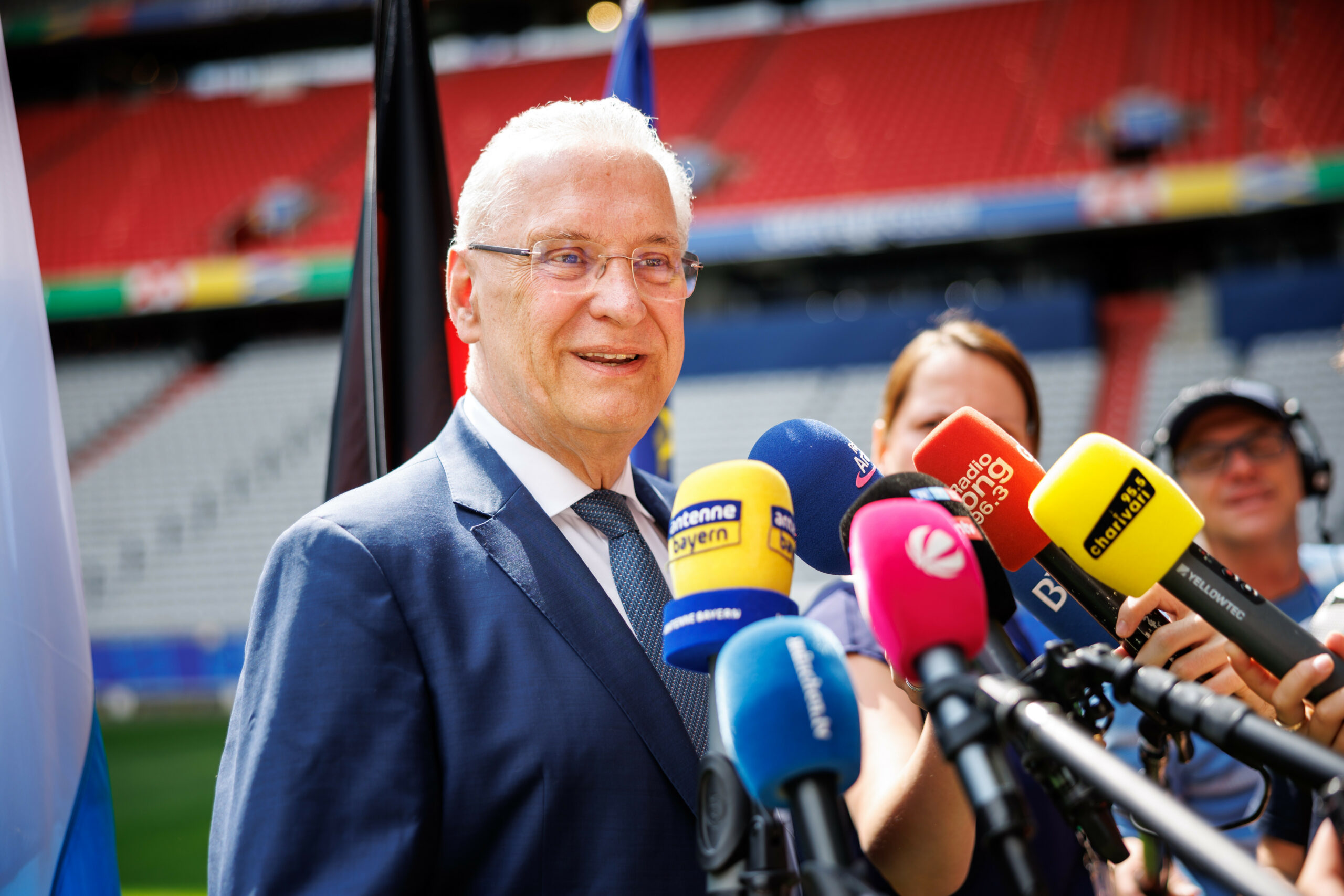 Joachim Herrmann in einer Medienrunde