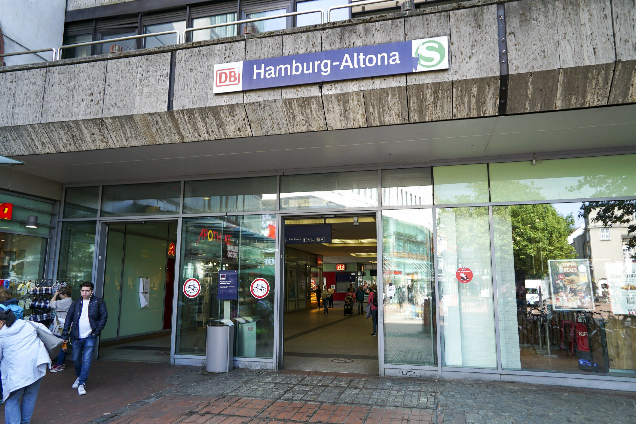 Der Eingang des Bahnhof Altona. (Archivbild)