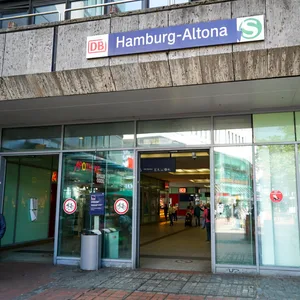Der Eingang des Bahnhof Altona. (Archivbild)