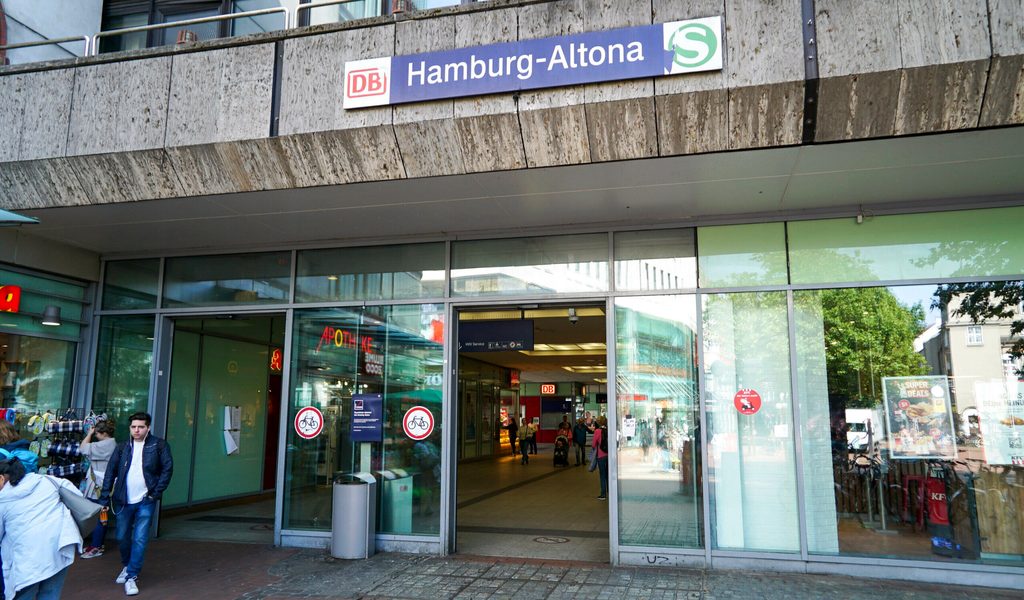 Alkoholisiert-und-per-Haftbefehl-gesucht-Mann-fliegt-nach-Bedrohung-auf-Klo-auf