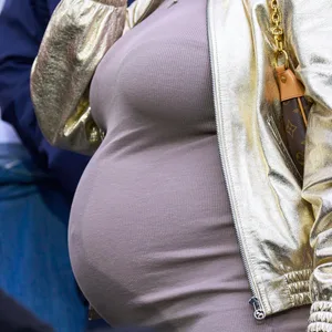 Bei einem Treffen mit dem Mann zeigte sich die Frau mit einem falschen Babybauch (Symbolfoto).