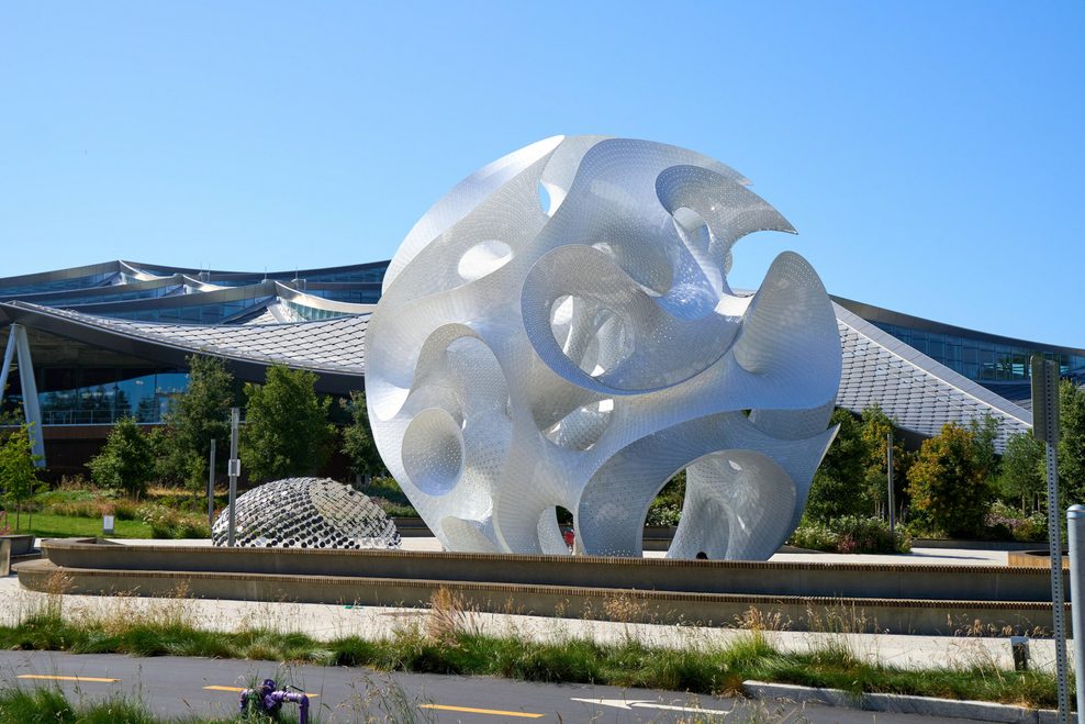 Die Skulptur ist Teil des ebenfalls von der BIG entworfenen Google-Hauptquartiers in Kalifornien.