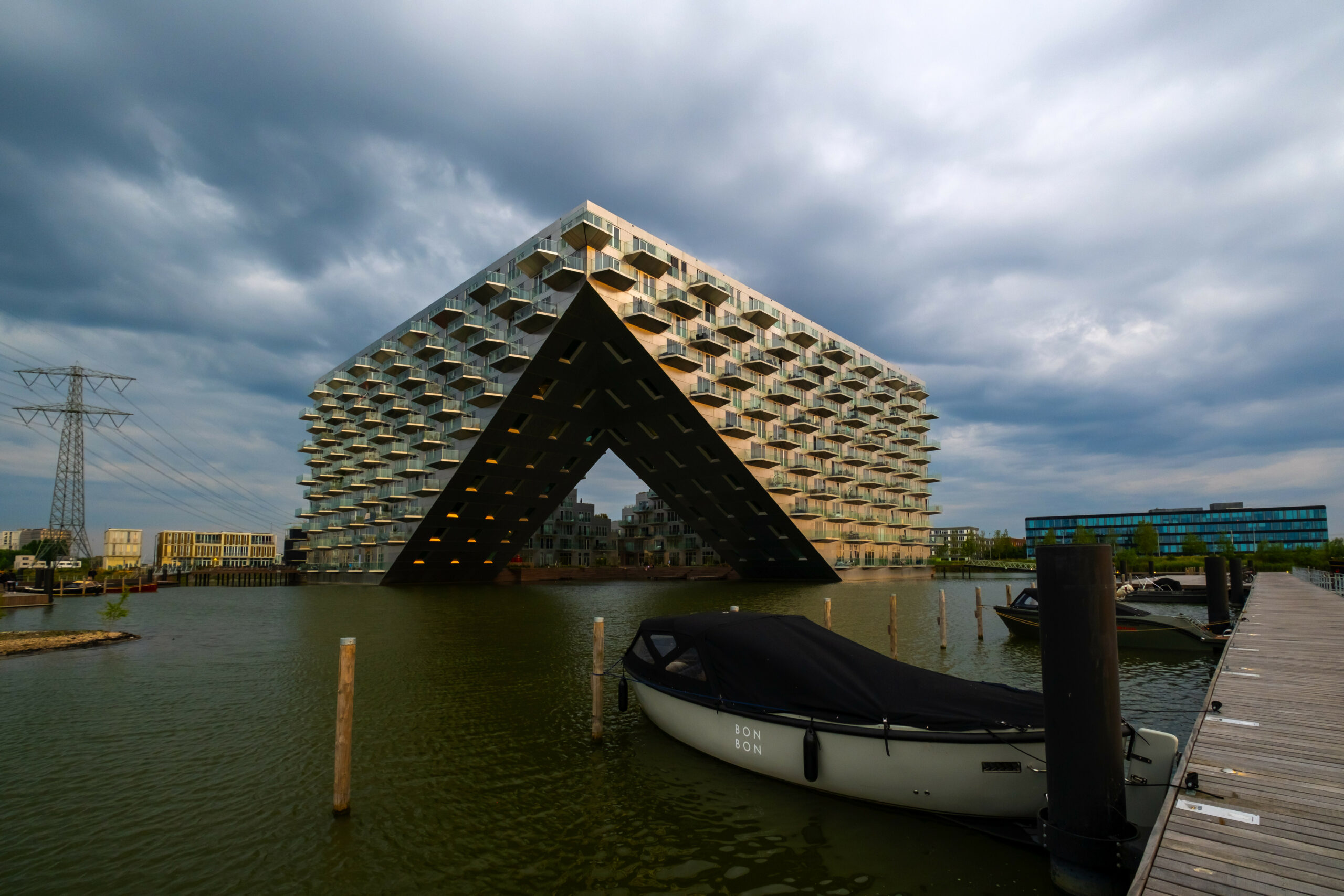 Bjarke Ingels' Schleusenhaus steht auf einer künstlichen Insel in Amsterdam in den Niederlanden.