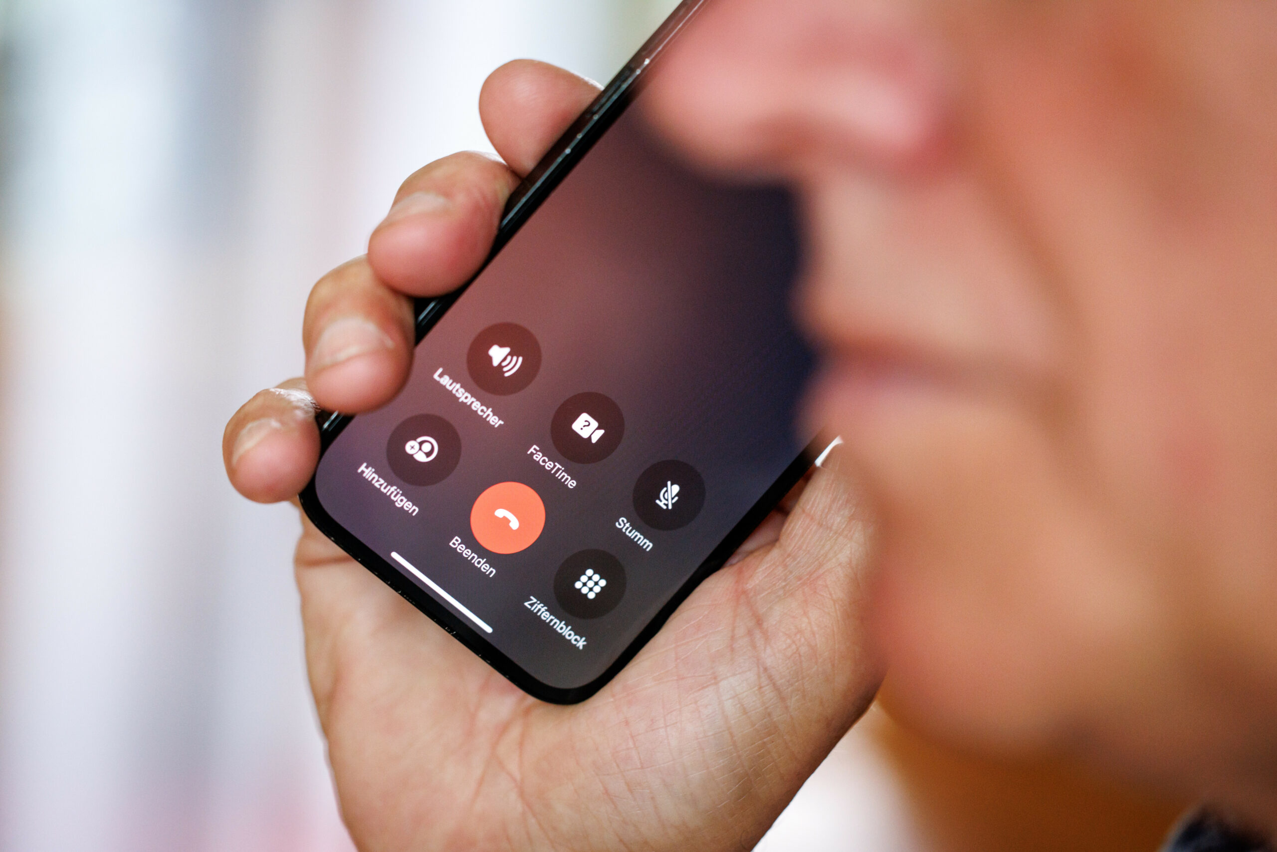 Älterer Mann telefoniert