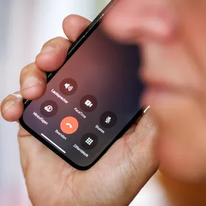 Älterer Mann telefoniert