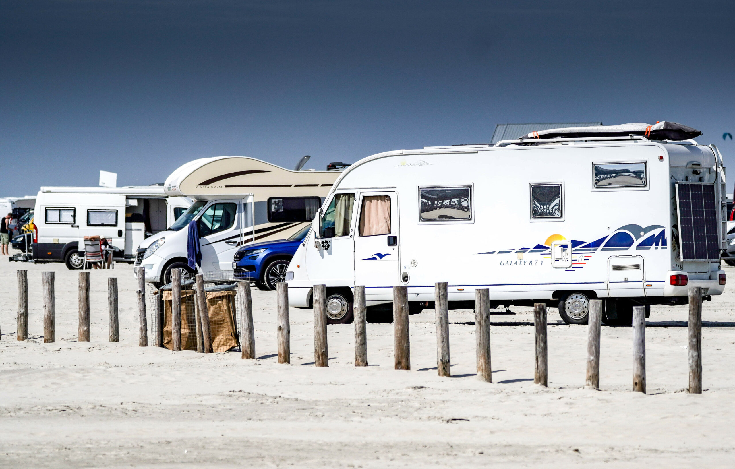Ein Camper am Strand.