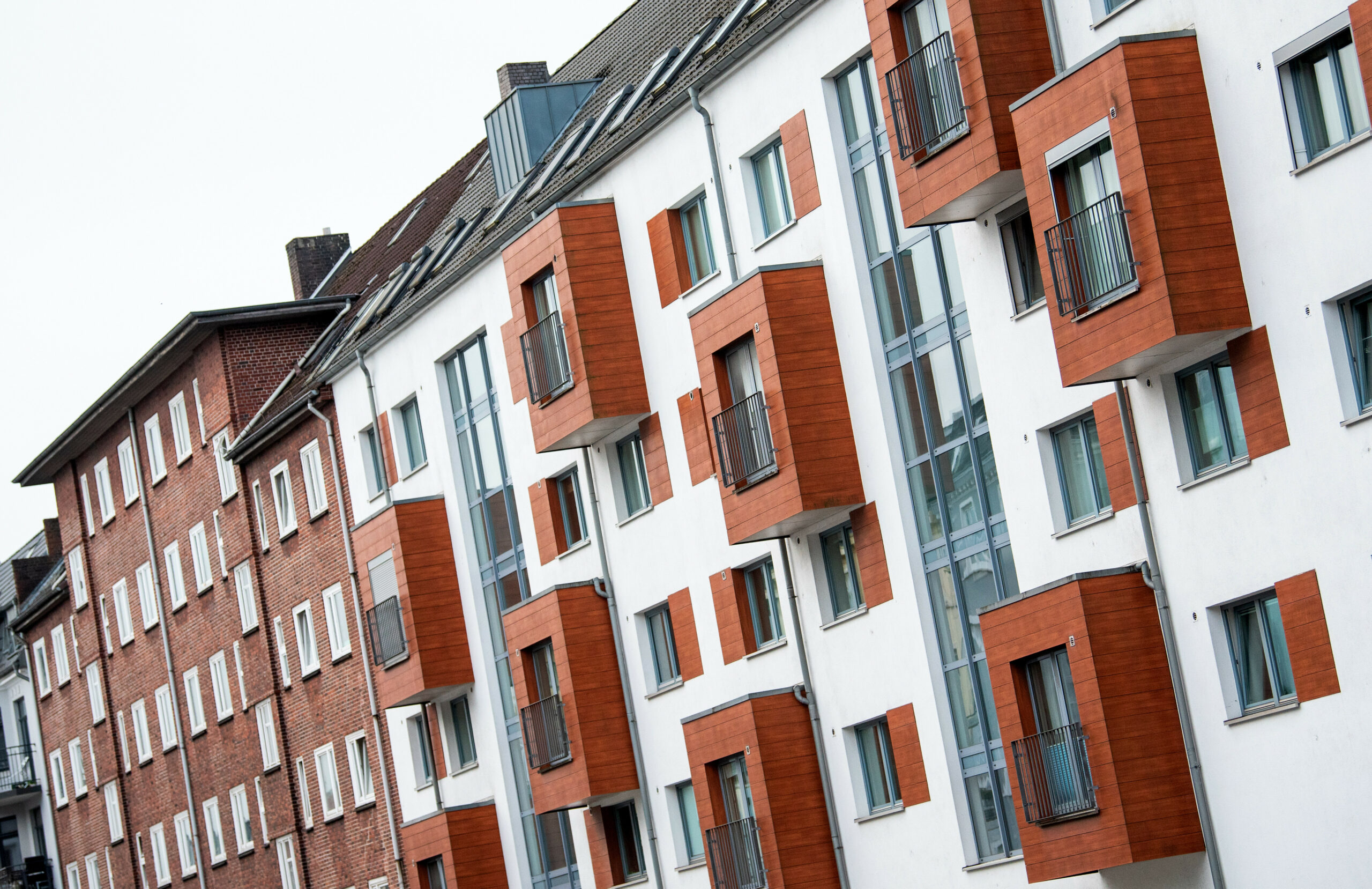 Blick auf die Fassade eines Mehrfamilienhauses.