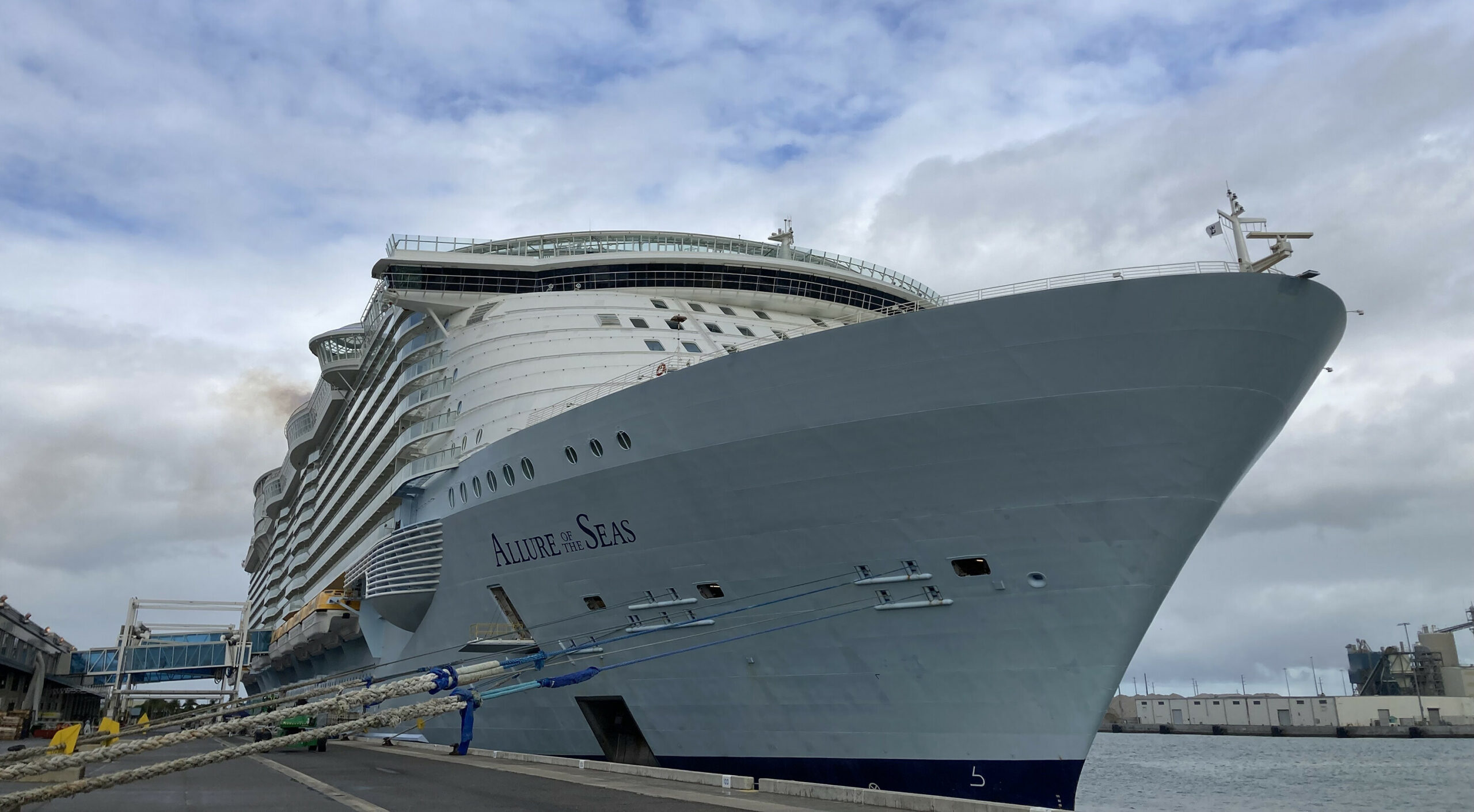 Kreuzfahrt: Die „Allure of the Seas“ an einem Ankerplatz im Hafen.