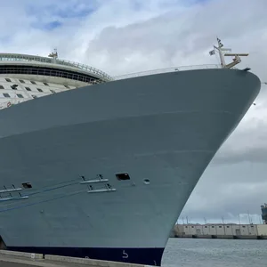 Kreuzfahrt: Die „Allure of the Seas“ an einem Ankerplatz im Hafen.