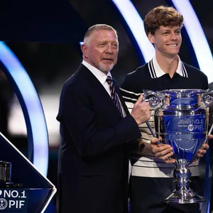 Boris Becker und Jannik Sinner halten eine Trophäe