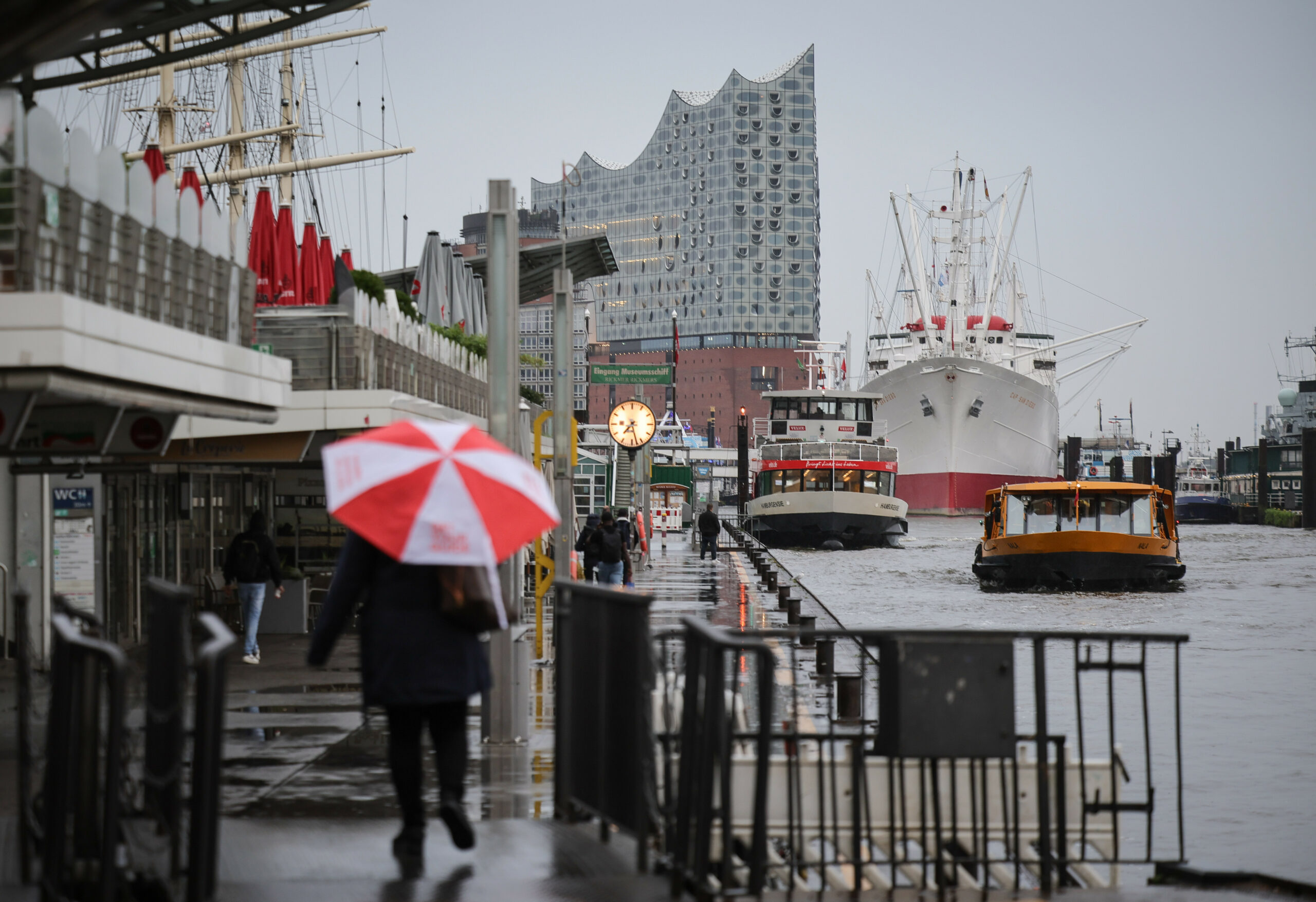 Schmuddelwetter: Der Himmel über dem Norden zieht sich zum Wochenende komplett zu.