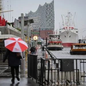 Schmuddelwetter: Der Himmel über dem Norden zieht sich zum Wochenende komplett zu.