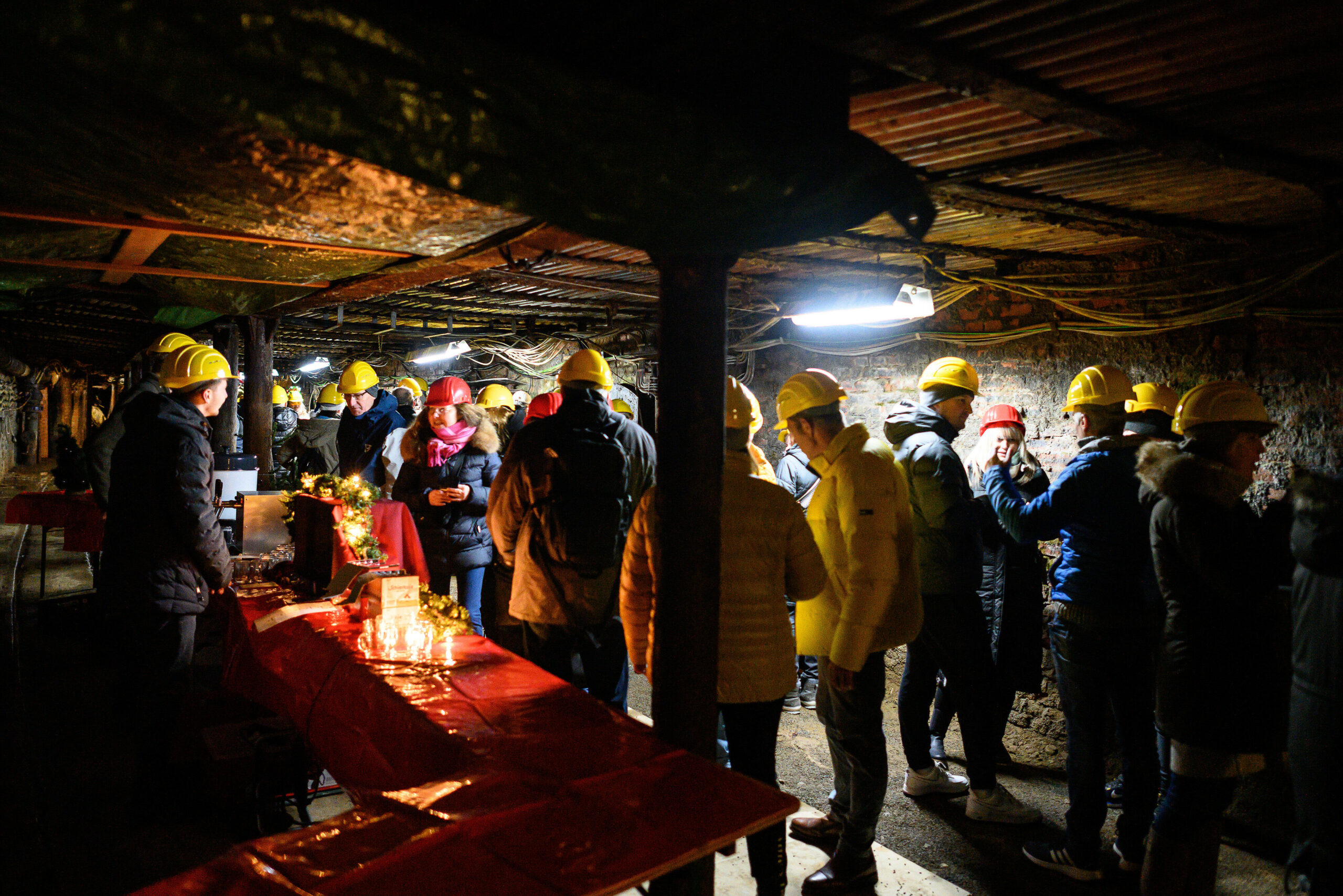 Ein Gkühweinstand im Bergwerk beim Weihnachtsmarkt in Rammelsberg.
