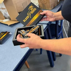 Eine Zollbeamtin begutachtet eine beschlagnahmte Warensendung mit dem Potenzmittel „Black Horse“ (Archivbild).