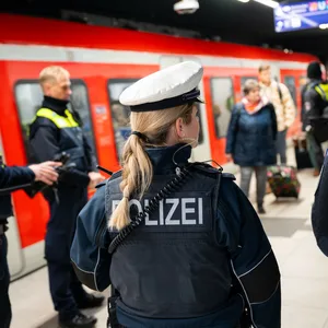 Einsatzkräfte von Bundespolizei und DB-Sicherheit sind im Rahmen des Schwerpunkteinsatzes auf einem S-Bahnsteig unterwegs(Symbolbild).