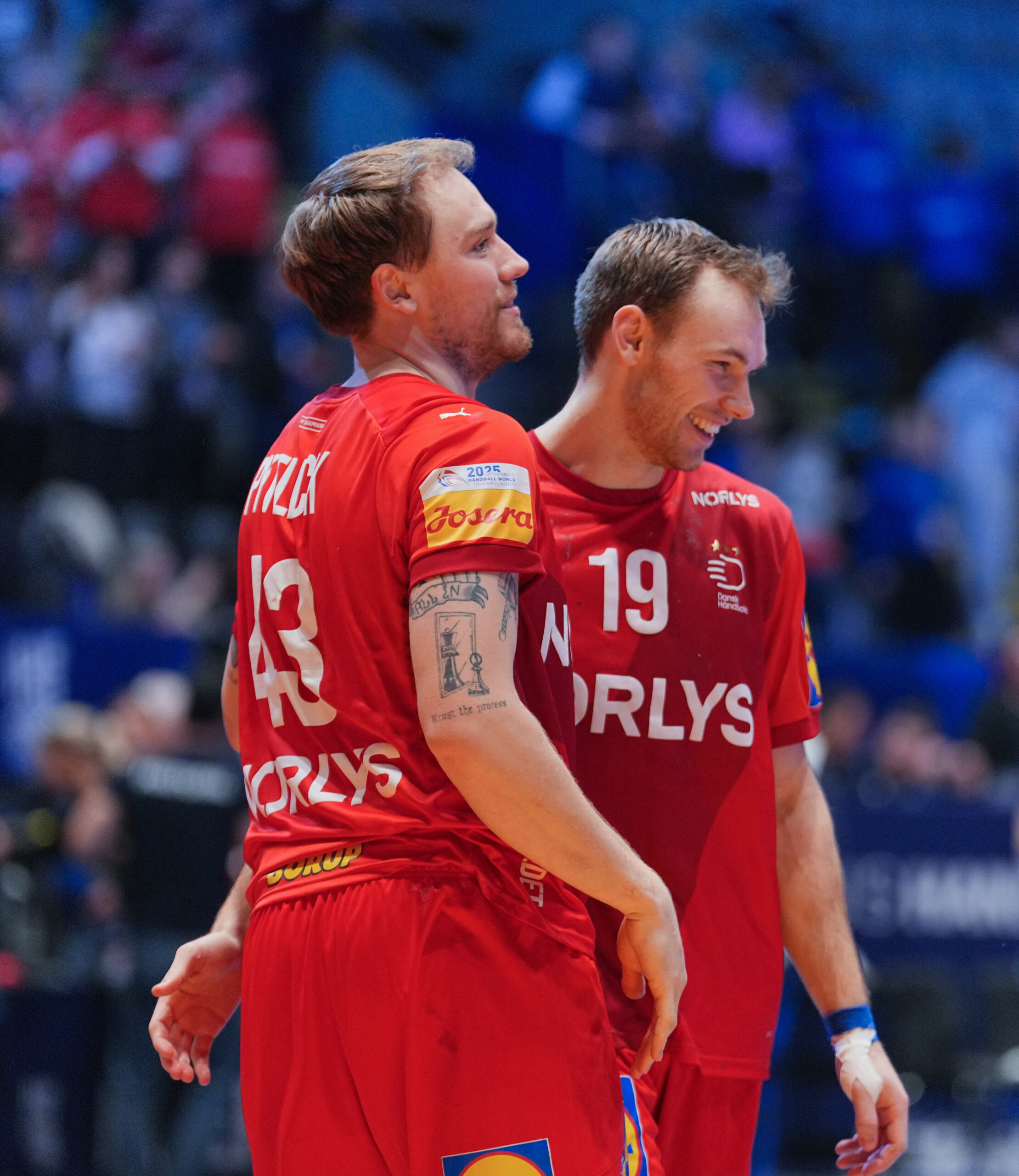 Simon Pytlick und Mathias Gidsel umarmen sich