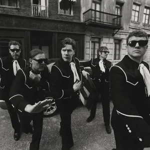 Die Bandmitglieder von The Hives