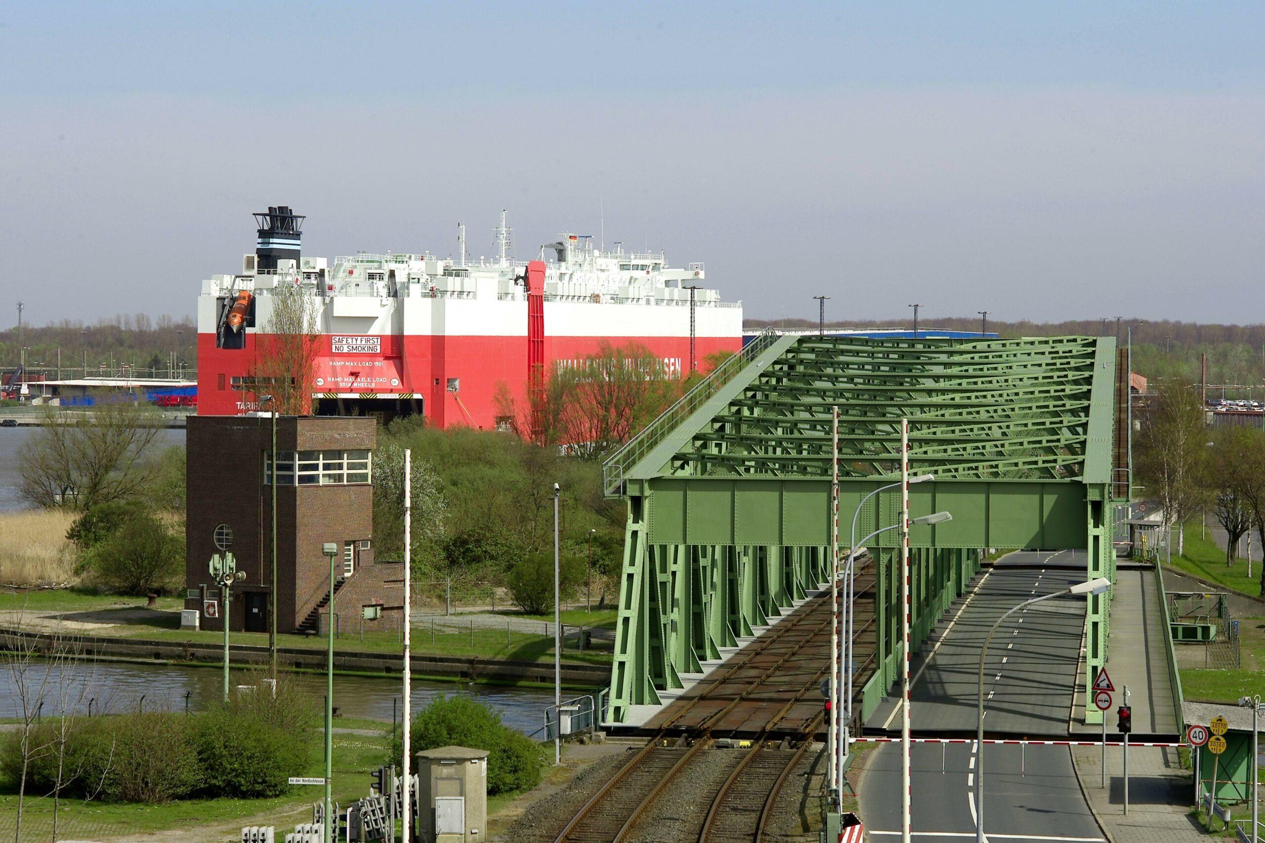 Ein Hafen mit Drehbrücke und Autofähre.