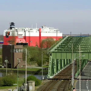 Ein Hafen mit Drehbrücke und Autofähre.