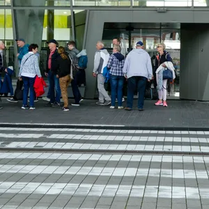 Kreuzfahrturlauber am Hamburg Cruise Center in Altona