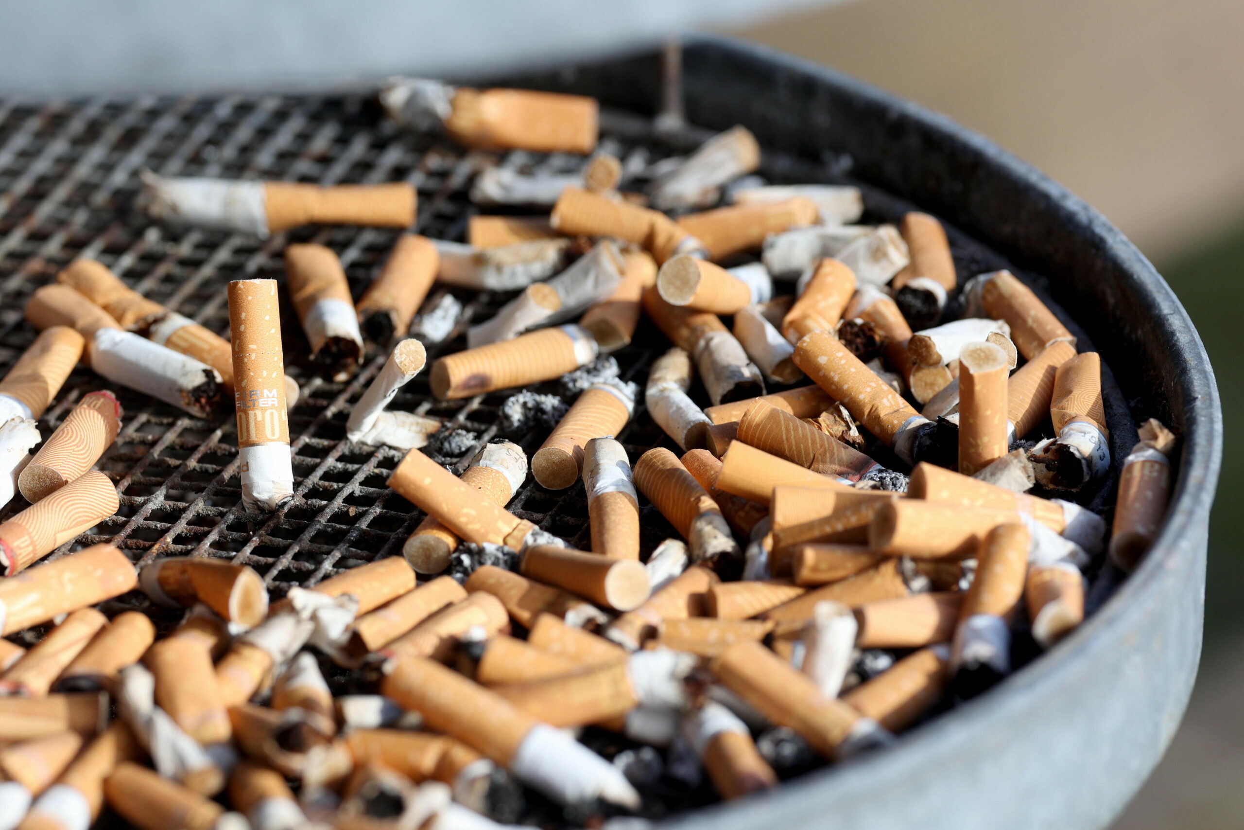 Zigarettenstummel in einem Ascheimer