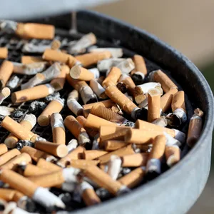 Zigarettenstummel in einem Ascheimer