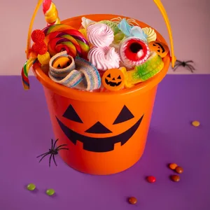 Eimer mit Halloween-Süßigkeiten (Symbolbild).