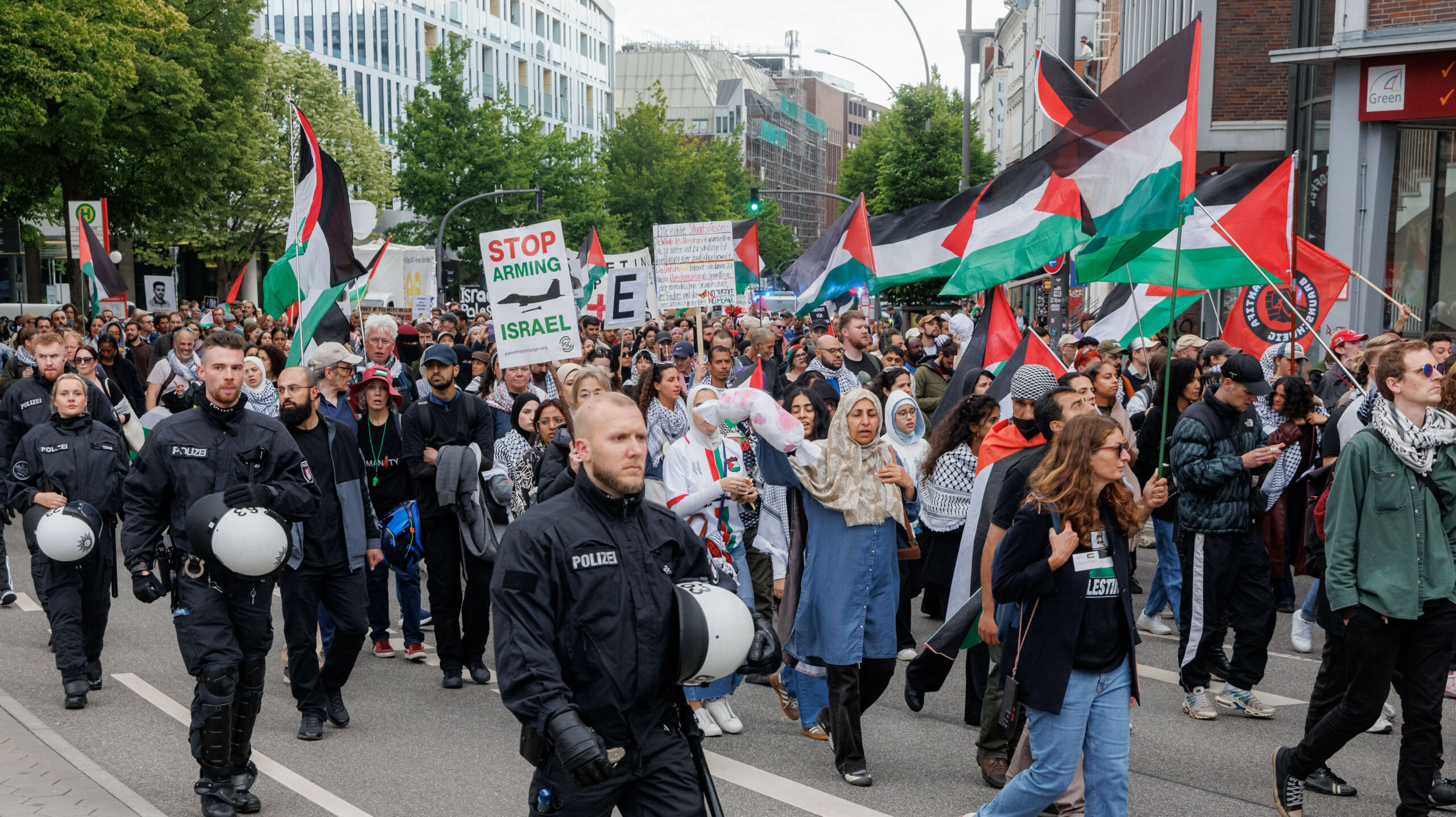 Bisher waren in Hamburg allenfalls ein paar Tausend „Pro-Palästina“-Demonstranten auf die Straße gegangen, wie hier im Mai.