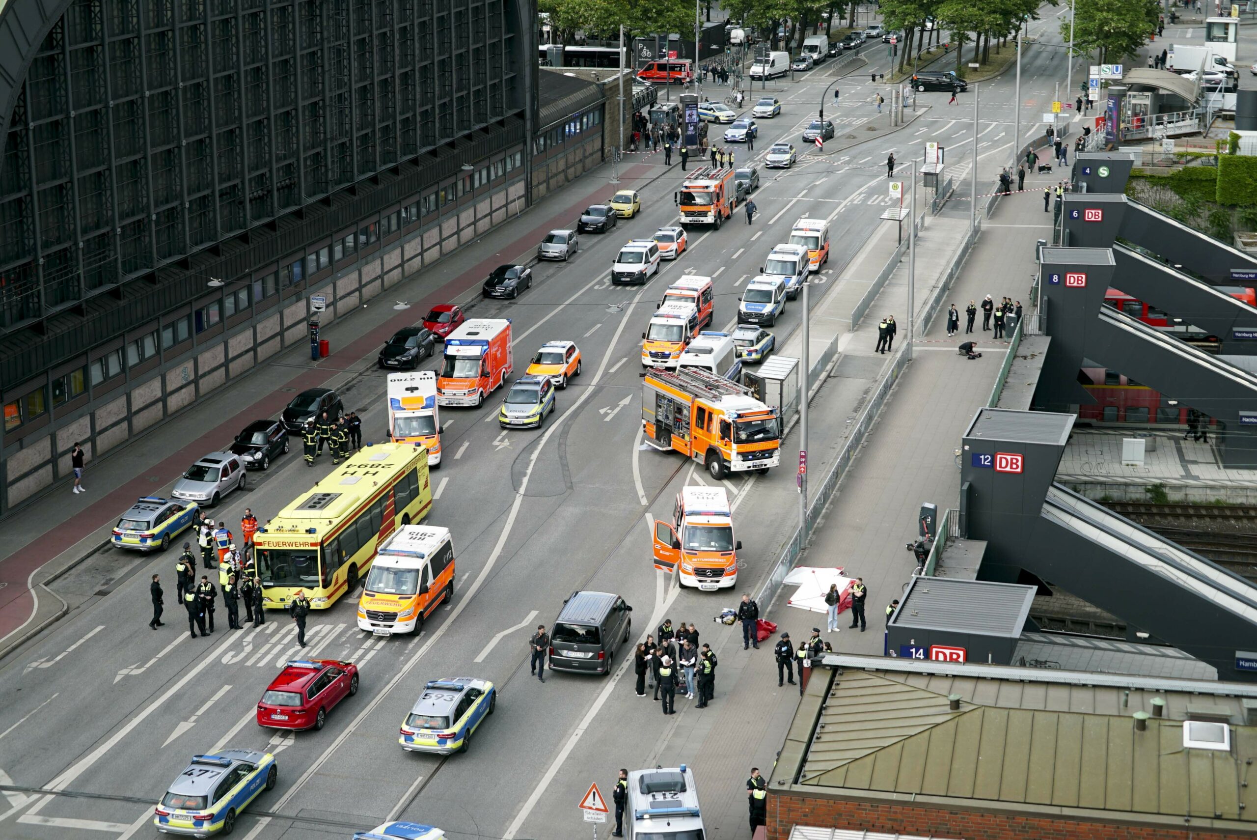 Polizeifahrzeuge auf der Straße am Hamburger Hauptbahnhof bei einer Messerstecherei auf Gleis 13 und 14 am 23.05.2025.