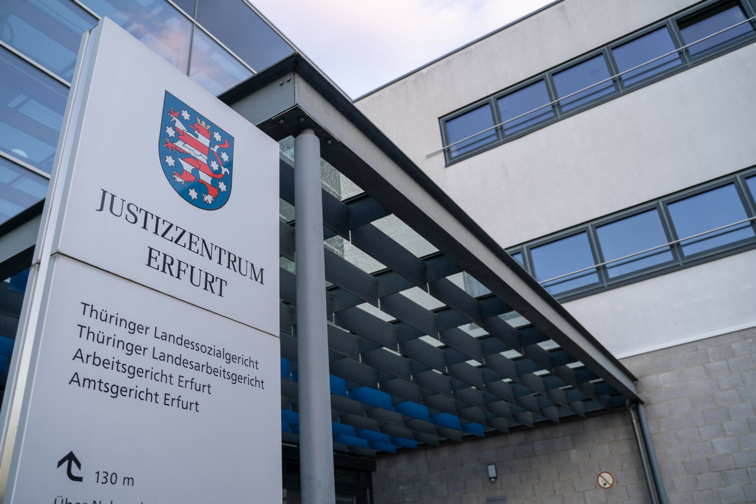 Schild am Eingang des Justizzentrums Erfurt (Archivbild).