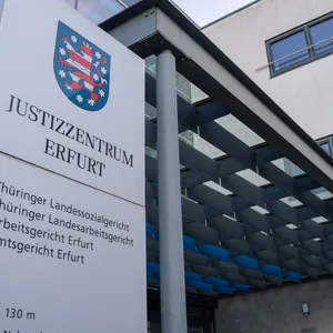 Schild am Eingang des Justizzentrums Erfurt (Archivbild).
