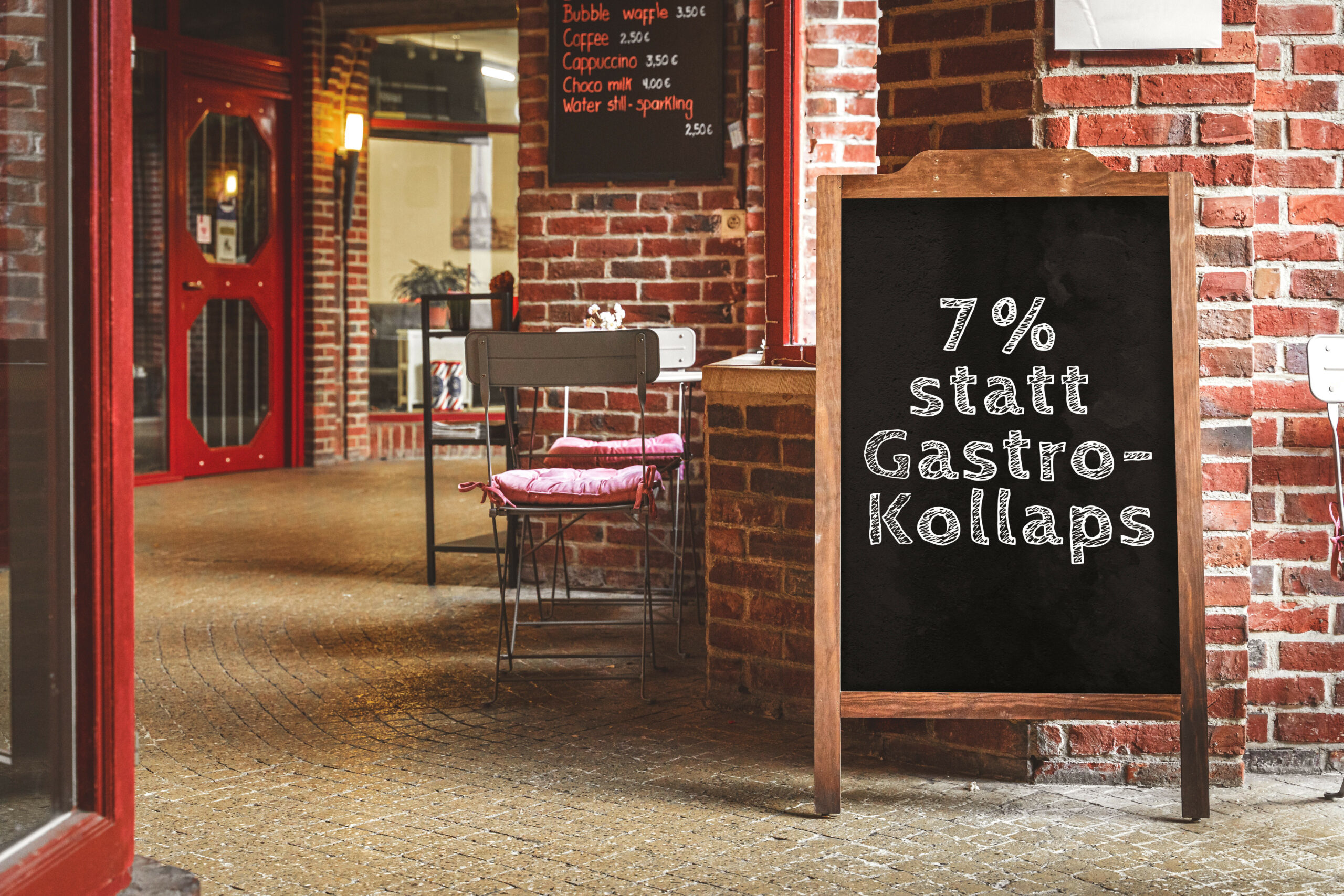 Ein Schild vor einem Restaurant mit der Aufschrift: „7 Prozent statt Gastro-Kollaps“ (Symbolbild).