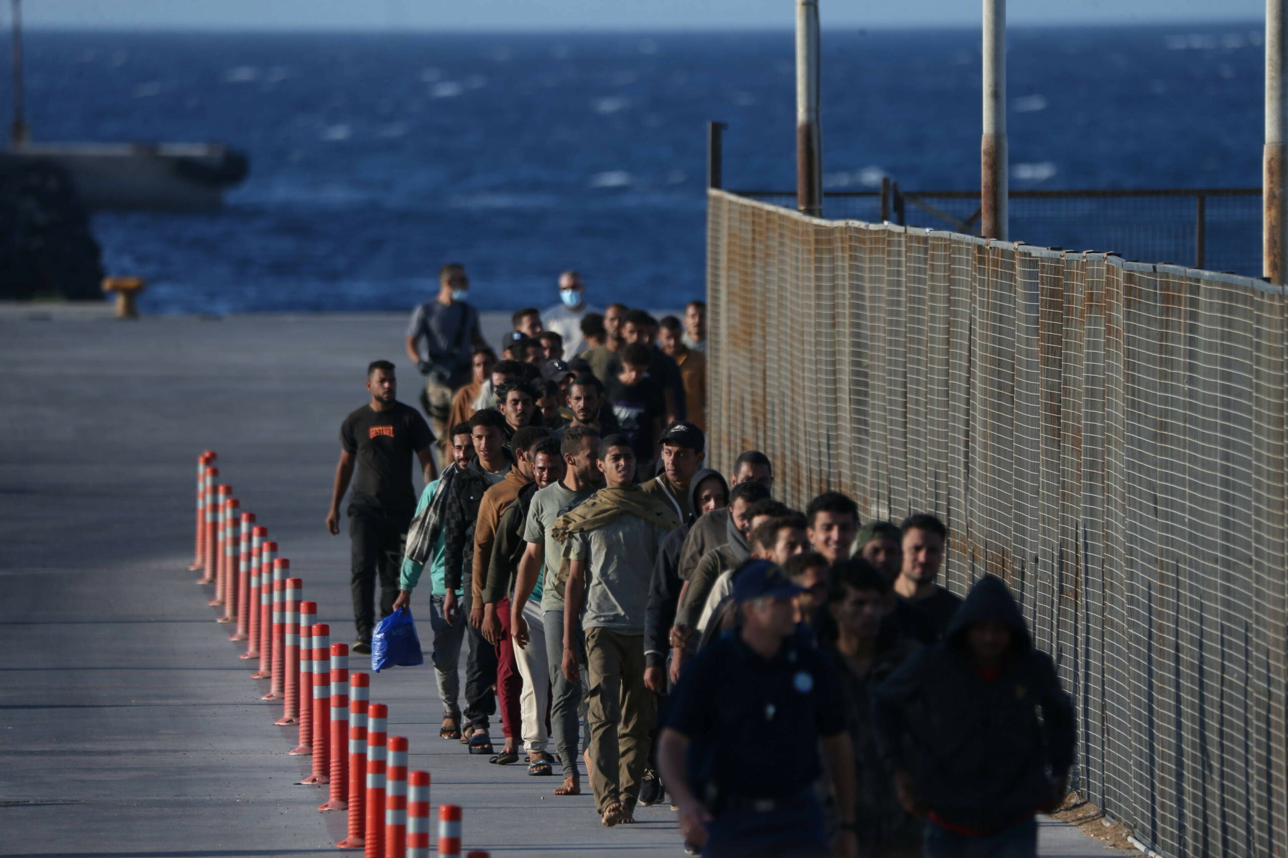 Südlich der Touristeninsel Kreta sind bei einem Bootsunglück mit Migranten mindestens drei Menschen gestorben. Menschen laufen am Hafen entlang.