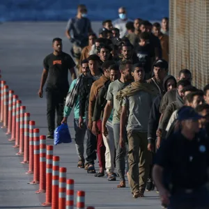 Südlich der Touristeninsel Kreta sind bei einem Bootsunglück mit Migranten mindestens drei Menschen gestorben. Menschen laufen am Hafen entlang.
