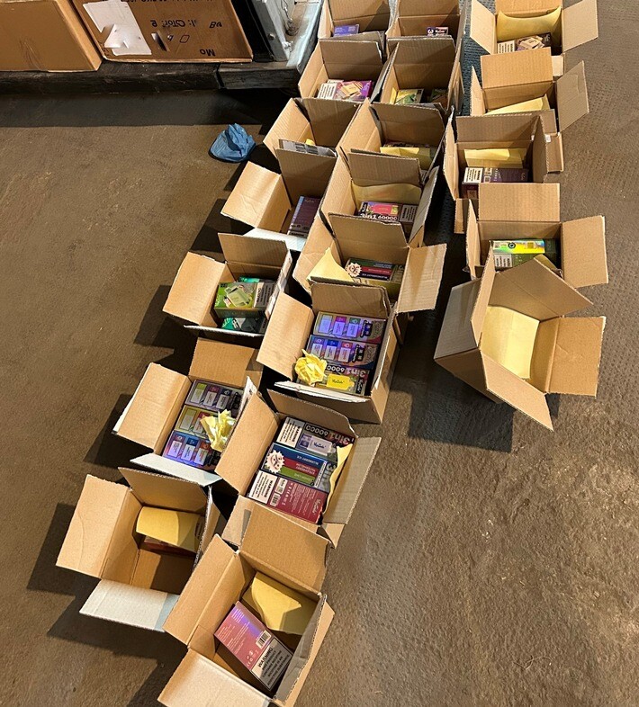 Illegale Vapes im Karton