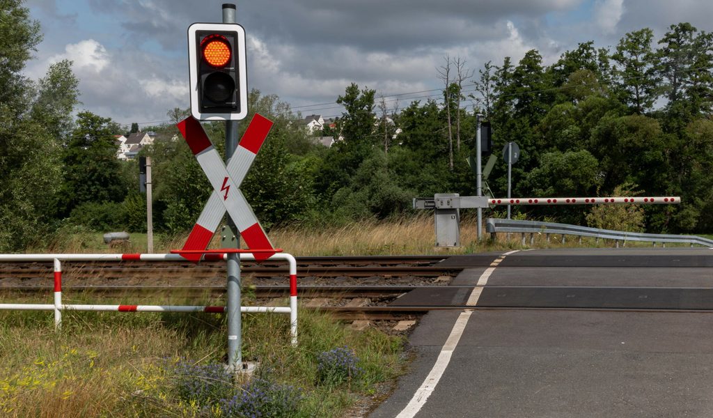betrunkener-autofahrer-verursacht-kollision-mit-zug-und-fl-chtet