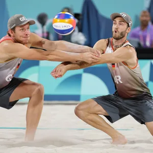 Nils Ehlers und Clemens Wickler bei einem Beachvolleyball-Match bei Olympia