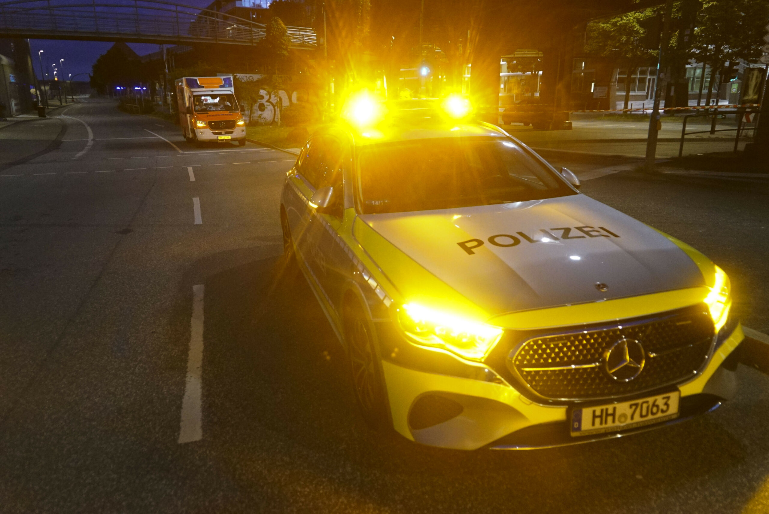 Polizei und Rettungsdienst im Einsatz (Archivbild).