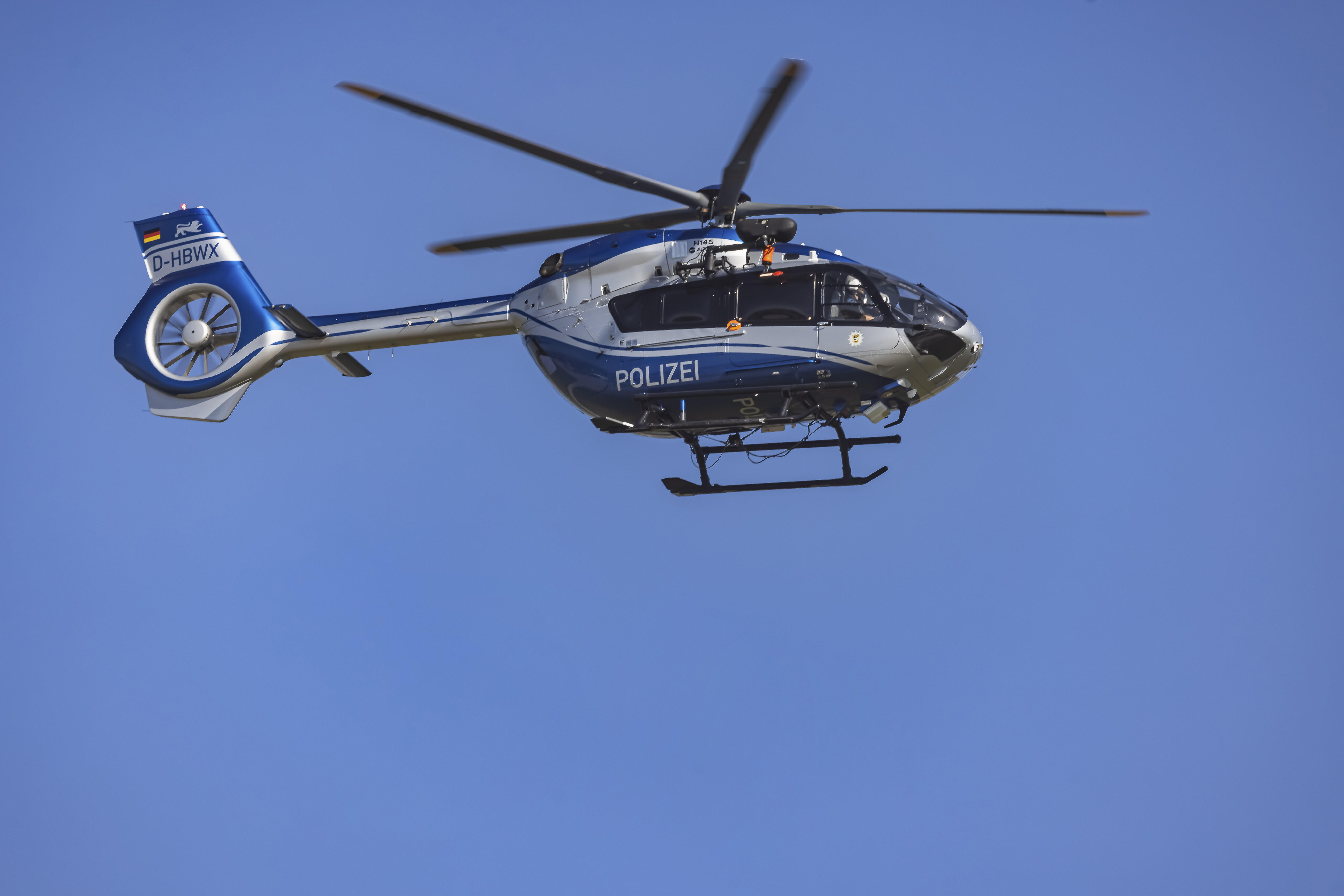 Ein Polizeihubschrauber in der Luft.