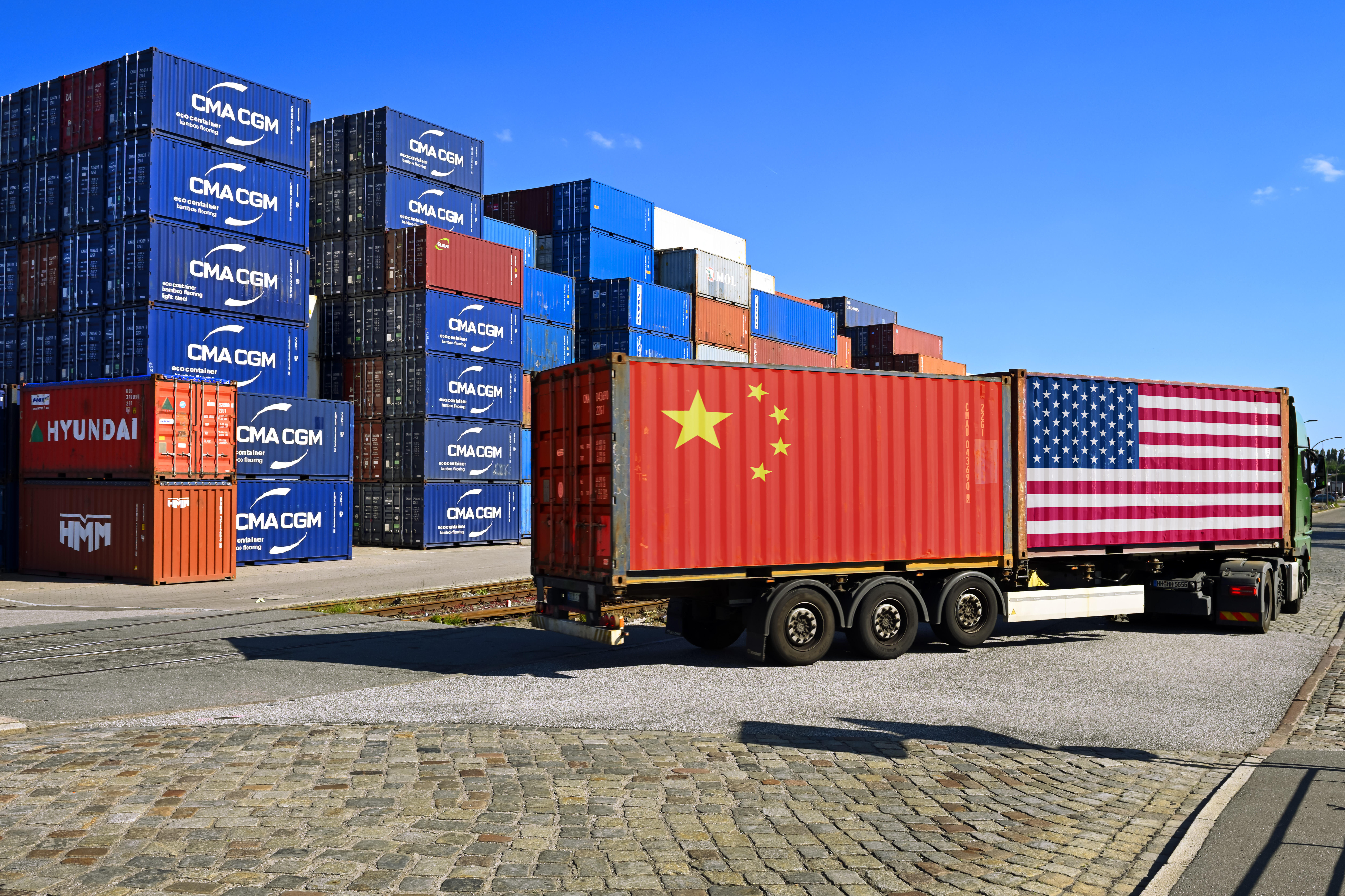 Container mit USA- und China-Fahne auf einem LKW