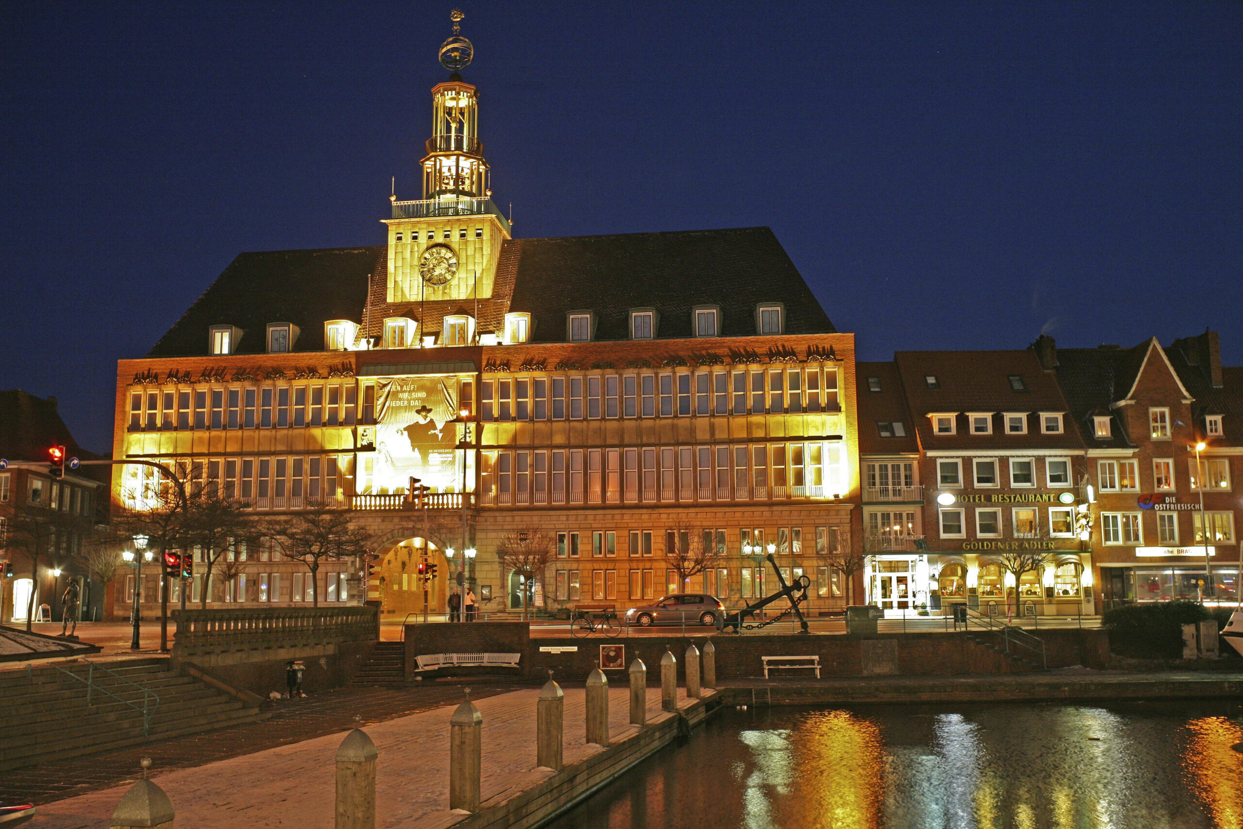 Wegen Korruptionsermittlungen wurden vier Mitarbeiter der Stadt Emden freigestellt. Hier zu sehen das Rathaus Stadt in Ostfriesland.