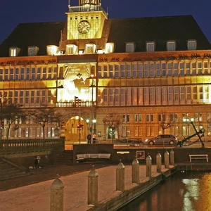 Wegen Korruptionsermittlungen wurden vier Mitarbeiter der Stadt Emden freigestellt. Hier zu sehen das Rathaus Stadt in Ostfriesland.