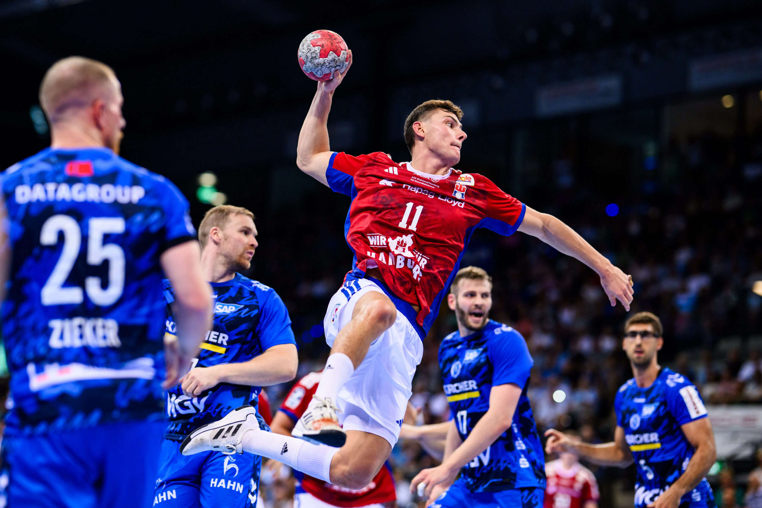 Nicolaj Jørgensen bei einem Wurf gegen Stuttgart