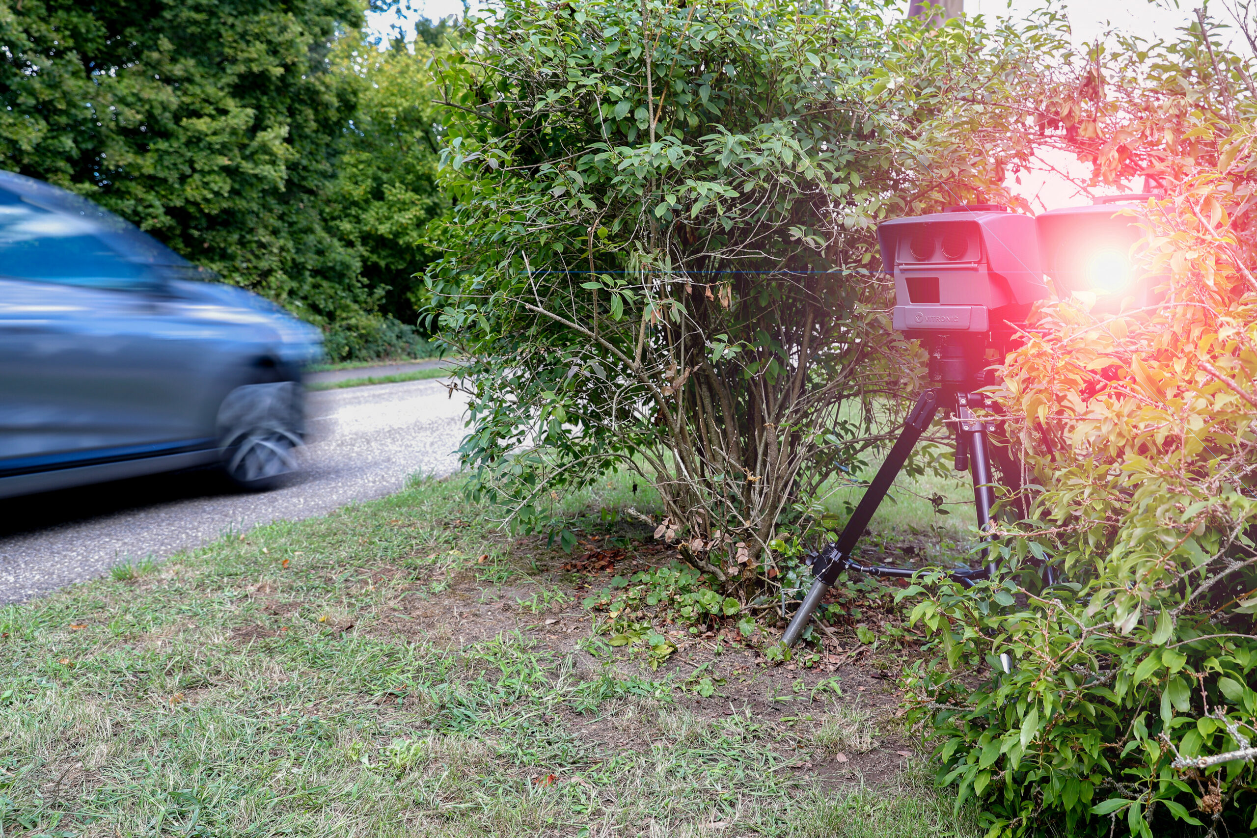 Ein mobiler Blitzer steht versteckt im Gebüsch (Symbolbild).