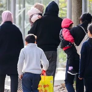 Geflüchtete verlassen die Landesaufnahmebehörde (Archivbild).