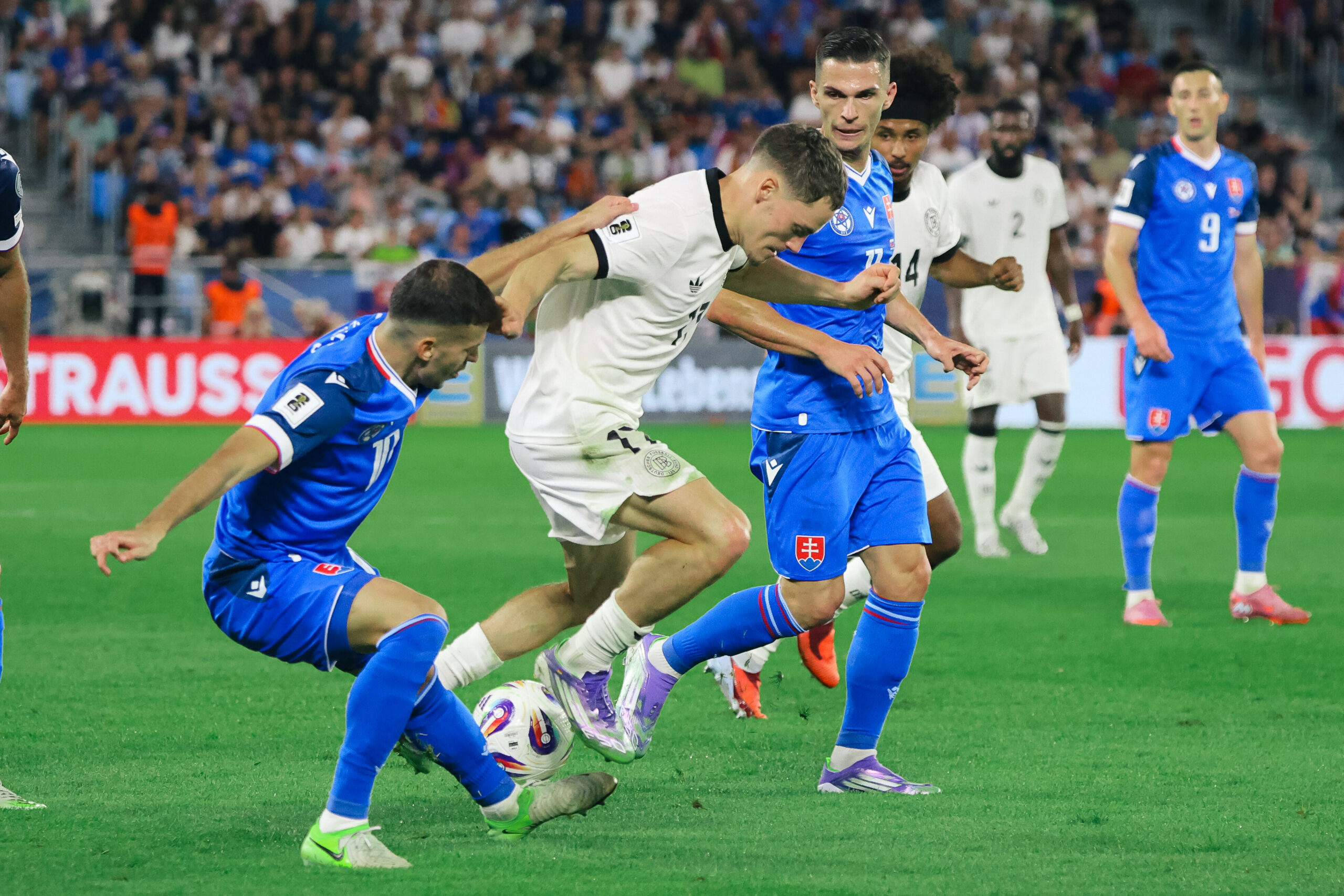 Florian Wirtz im Zweikampf mit László Bénes
