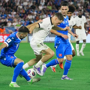 Florian Wirtz im Zweikampf mit László Bénes