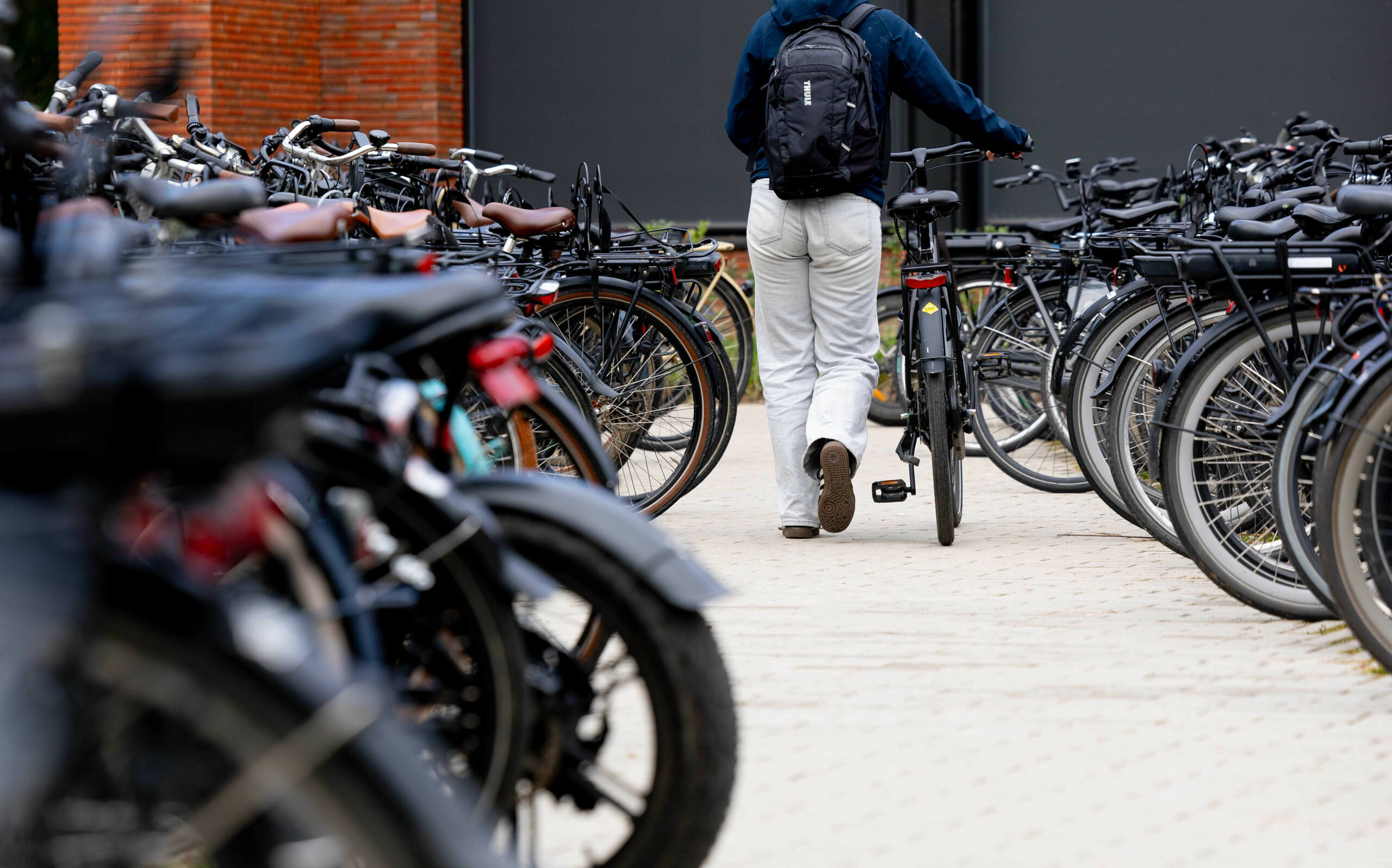 Ein Schüler mit seinem Fahrrad
