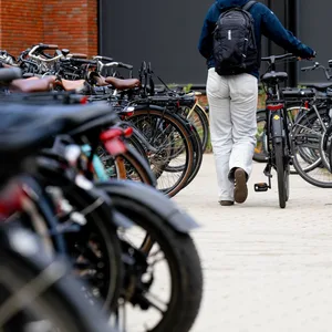 Ein Schüler mit seinem Fahrrad