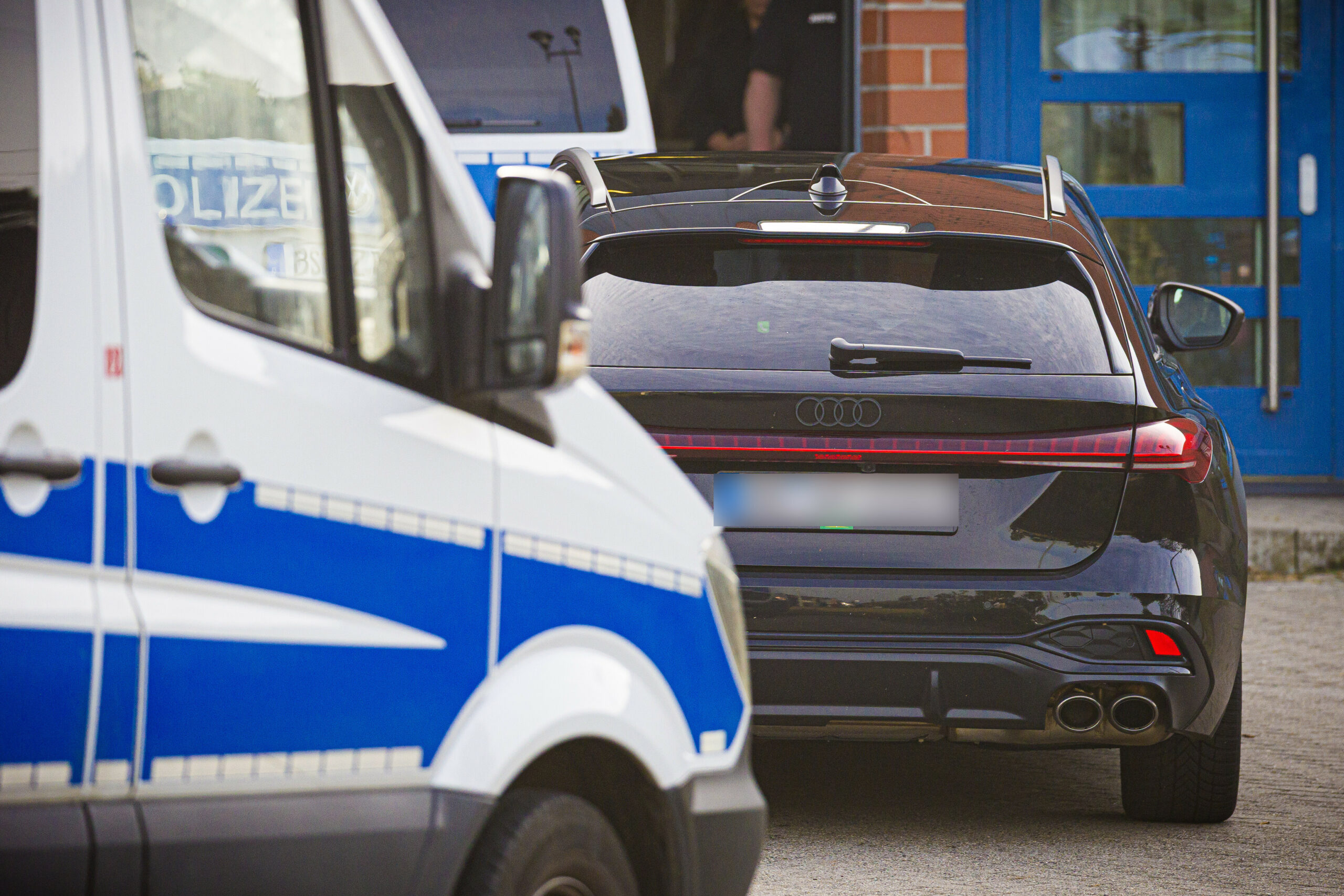 Die Polizei pfändete unter anderem ein hochwertiges Fahrzeug der Marke Audi
